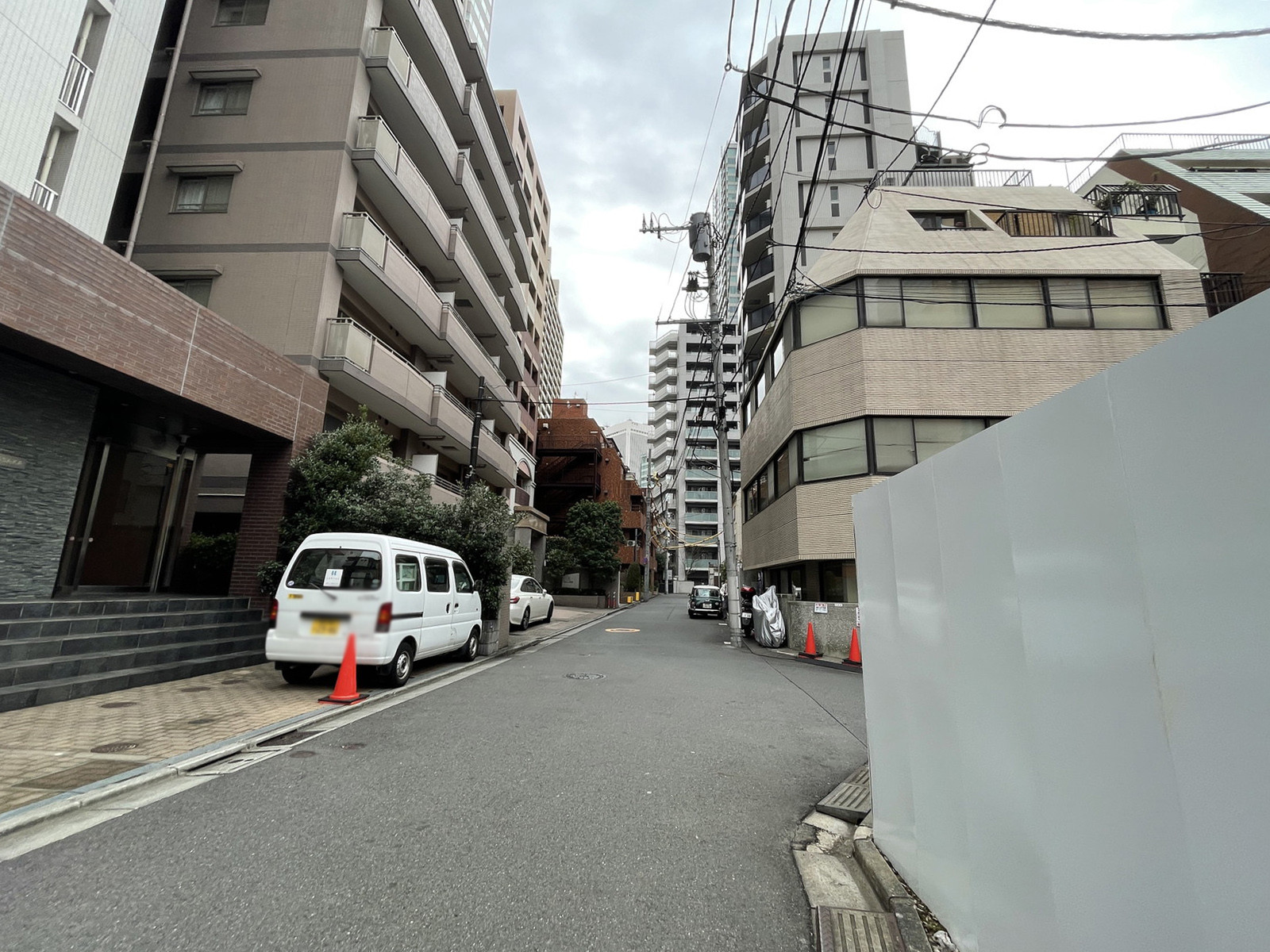 赤坂フェニックスビル前面の通り