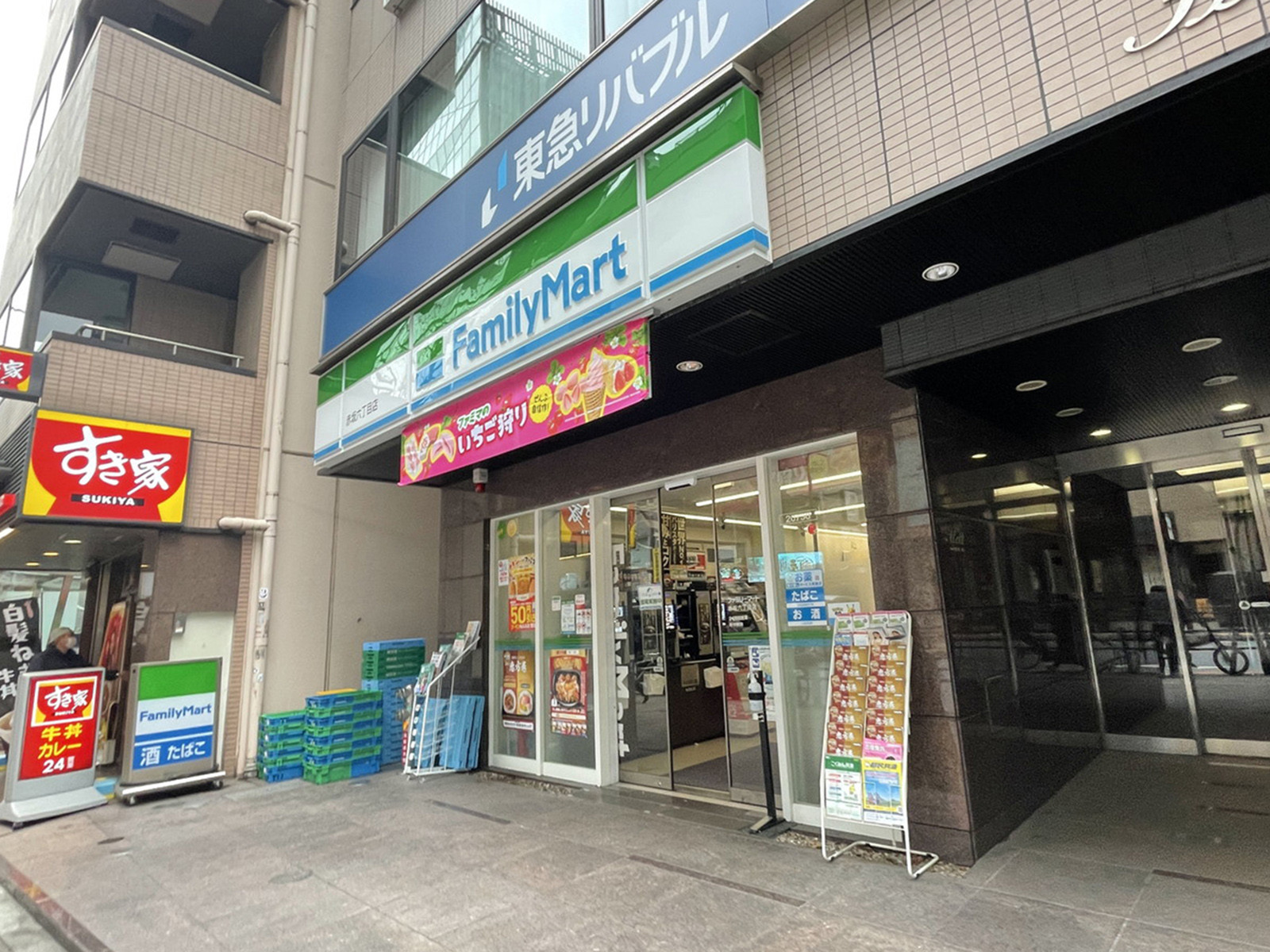 徒歩1分のファミリーマート赤坂6丁目店