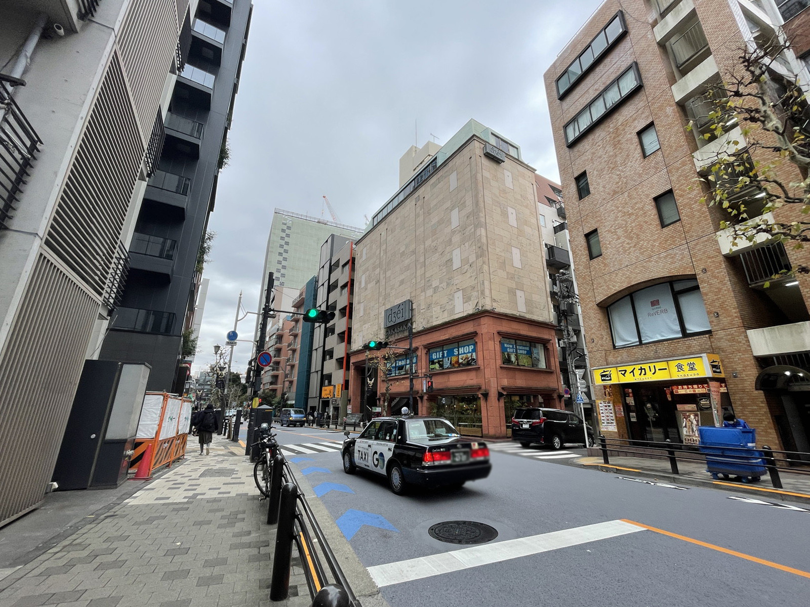赤坂前田ビル前面の通り