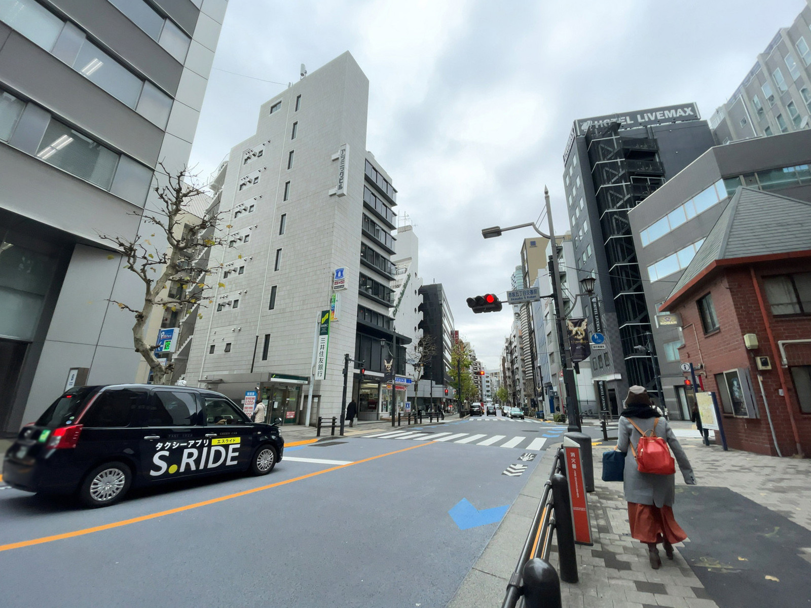 赤坂周山ビル前面の通り