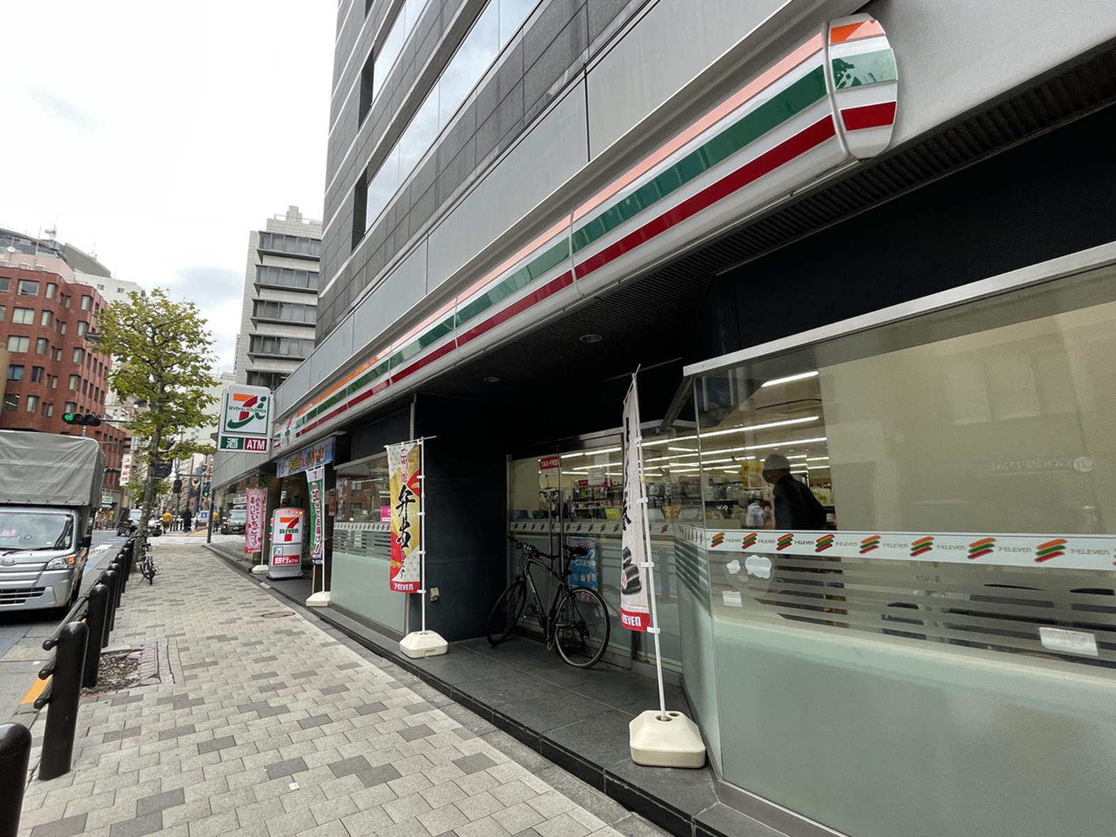 徒歩2分のセブンイレブン赤坂6丁目店