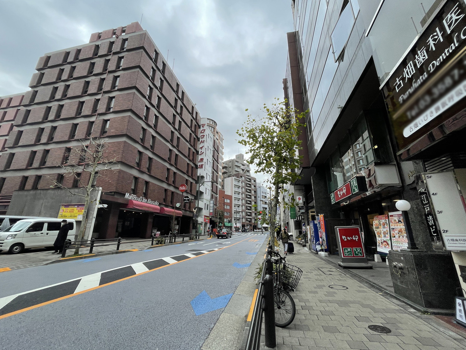 第四文成ビル前面の通り