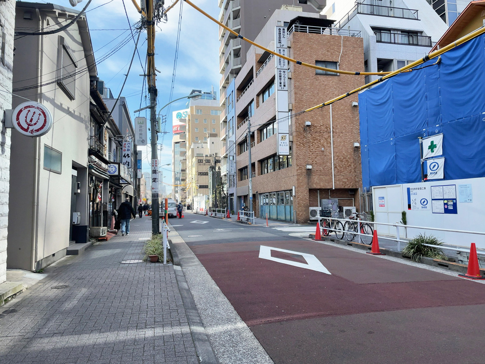 ライズウェルビル前面の通り