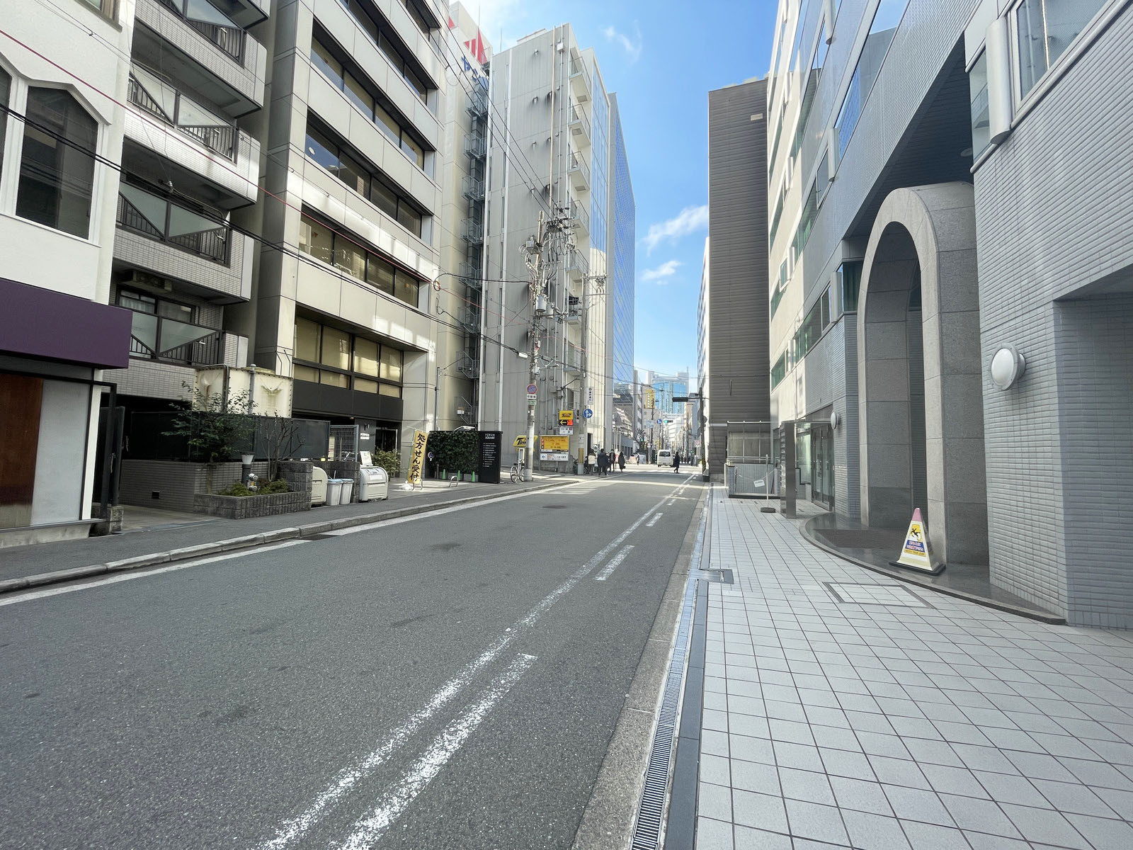 肥後橋渡辺ビル前面の通り