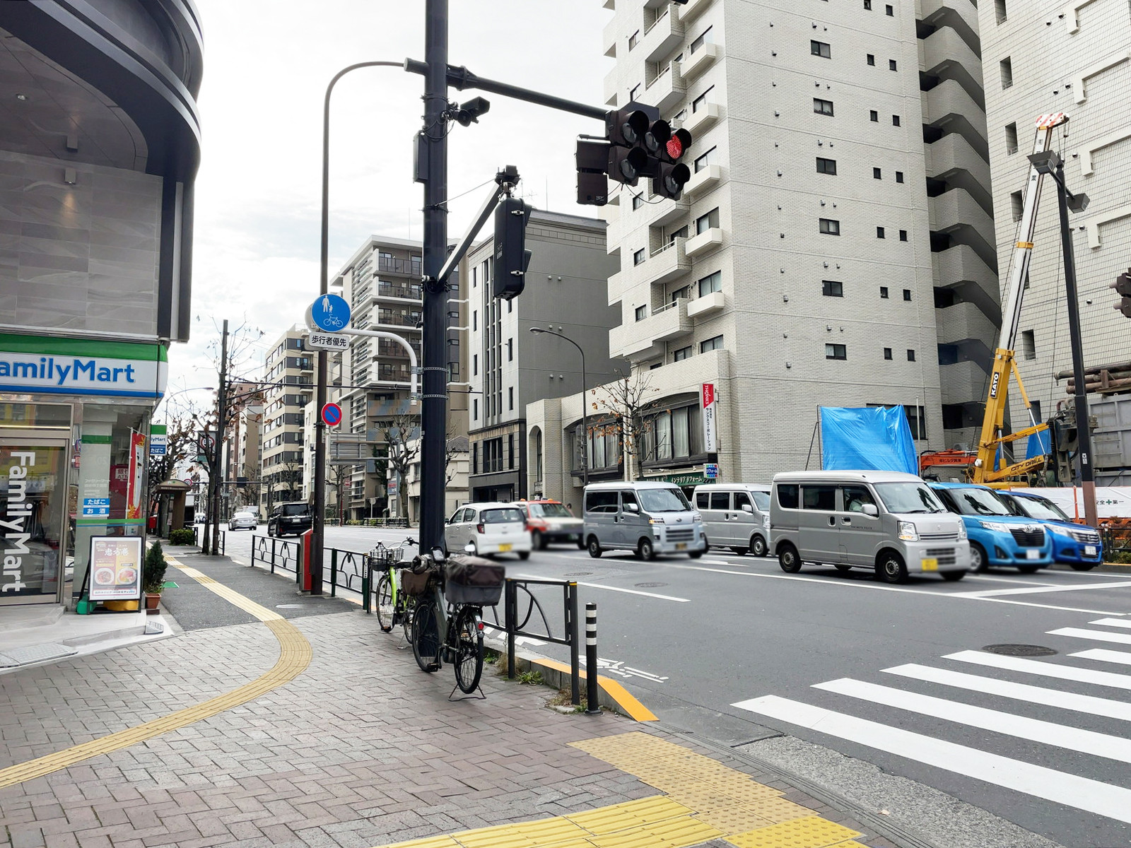 新宿ヒロセビル前面の外苑西通り