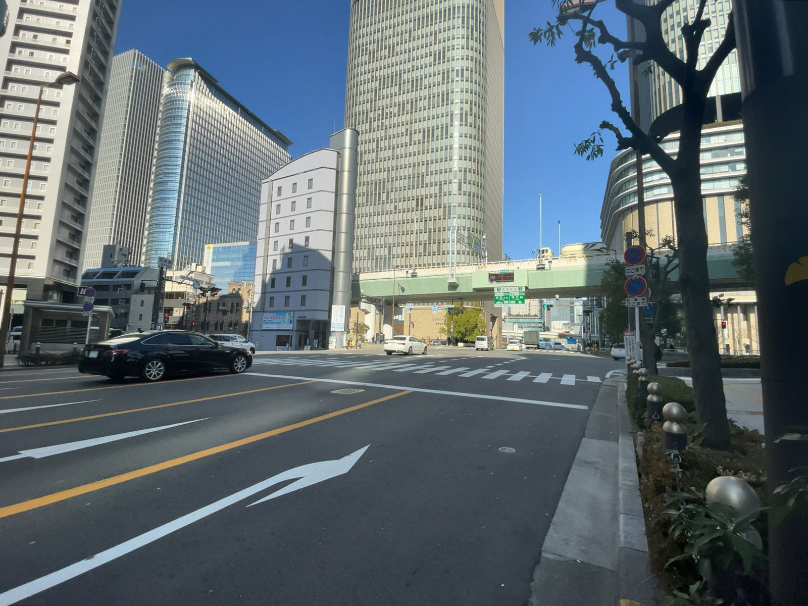 肥後橋SKビルの前面の通り