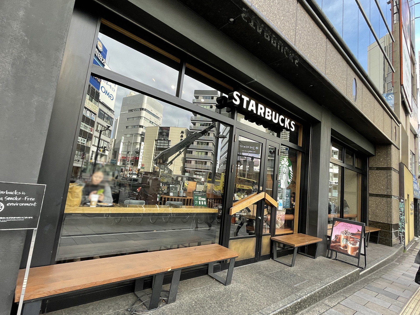 徒歩1分のスターバックスコーヒー南青山2丁目店
