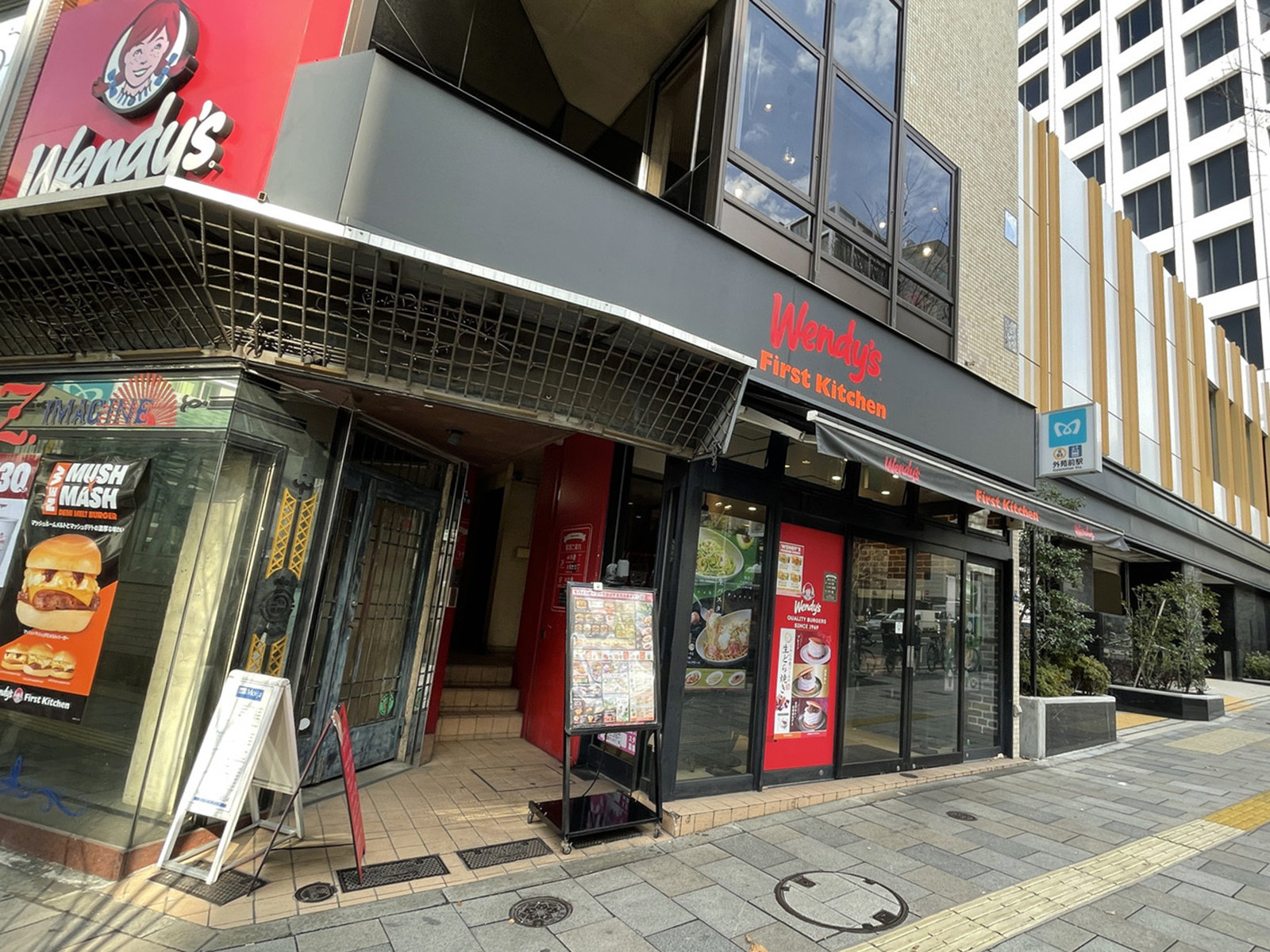周辺には飲食店が点在