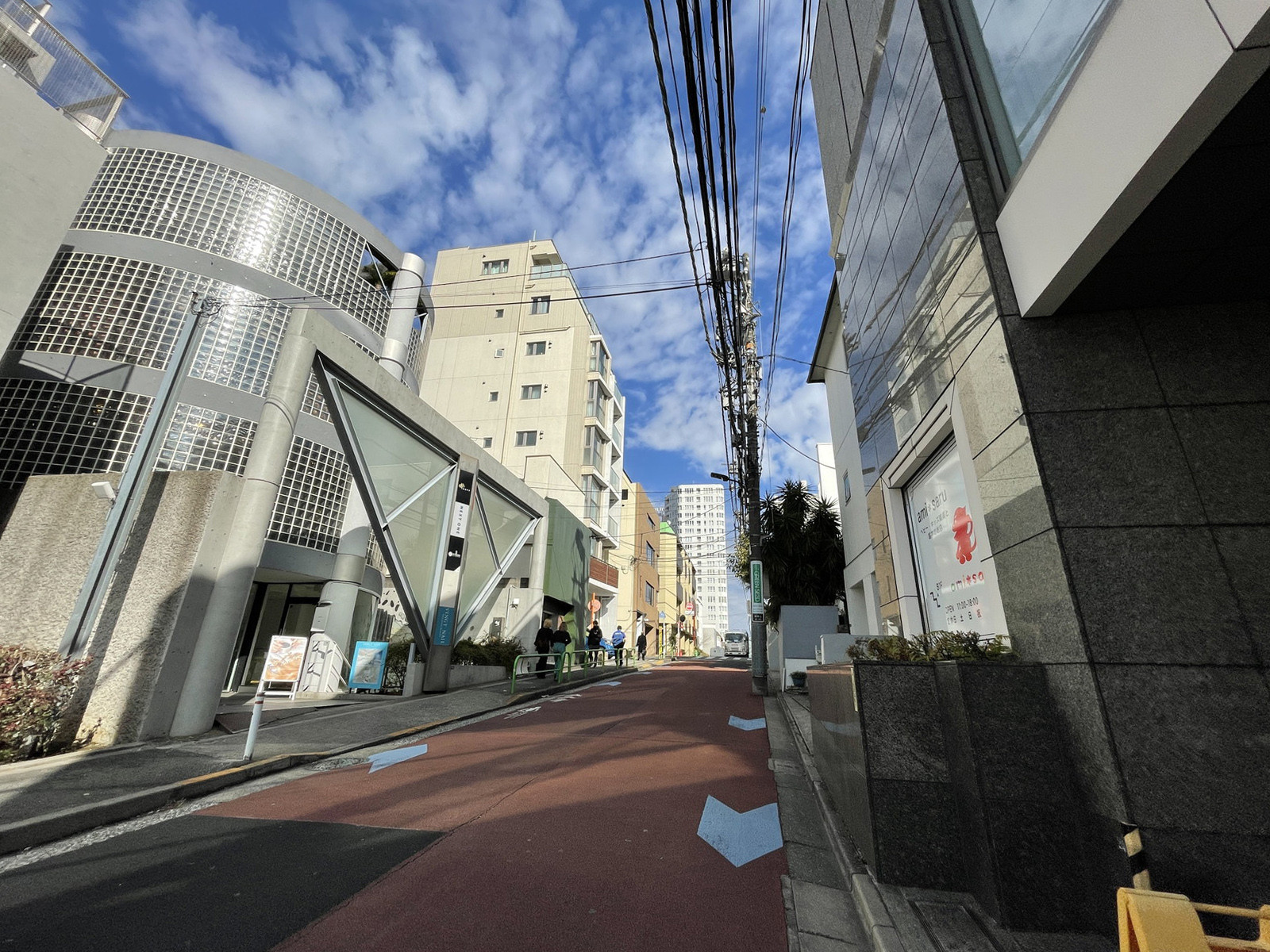 アルファゾーンビル前面の通り