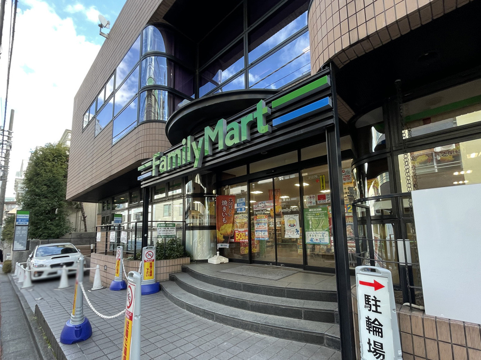 徒歩1分のファミリーマート南青山4丁目店