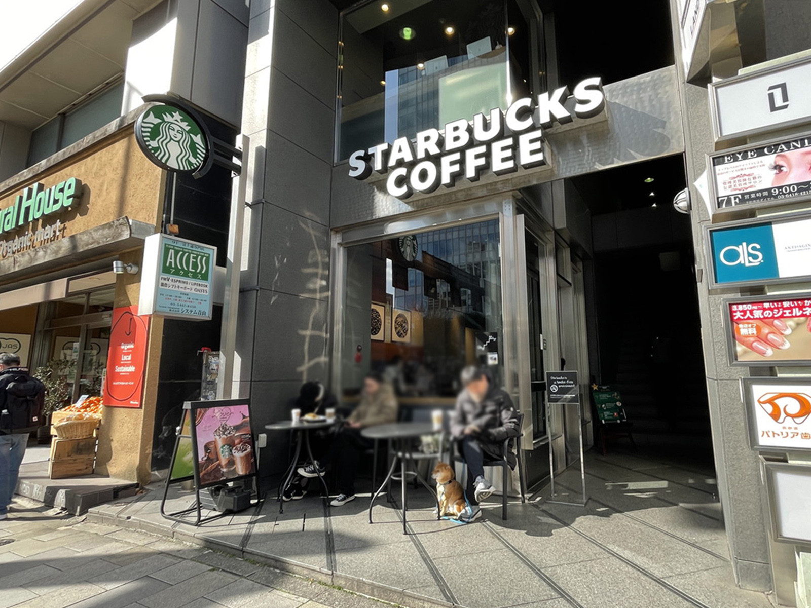 徒歩2分のスターバックスコーヒー アクセス表参道店