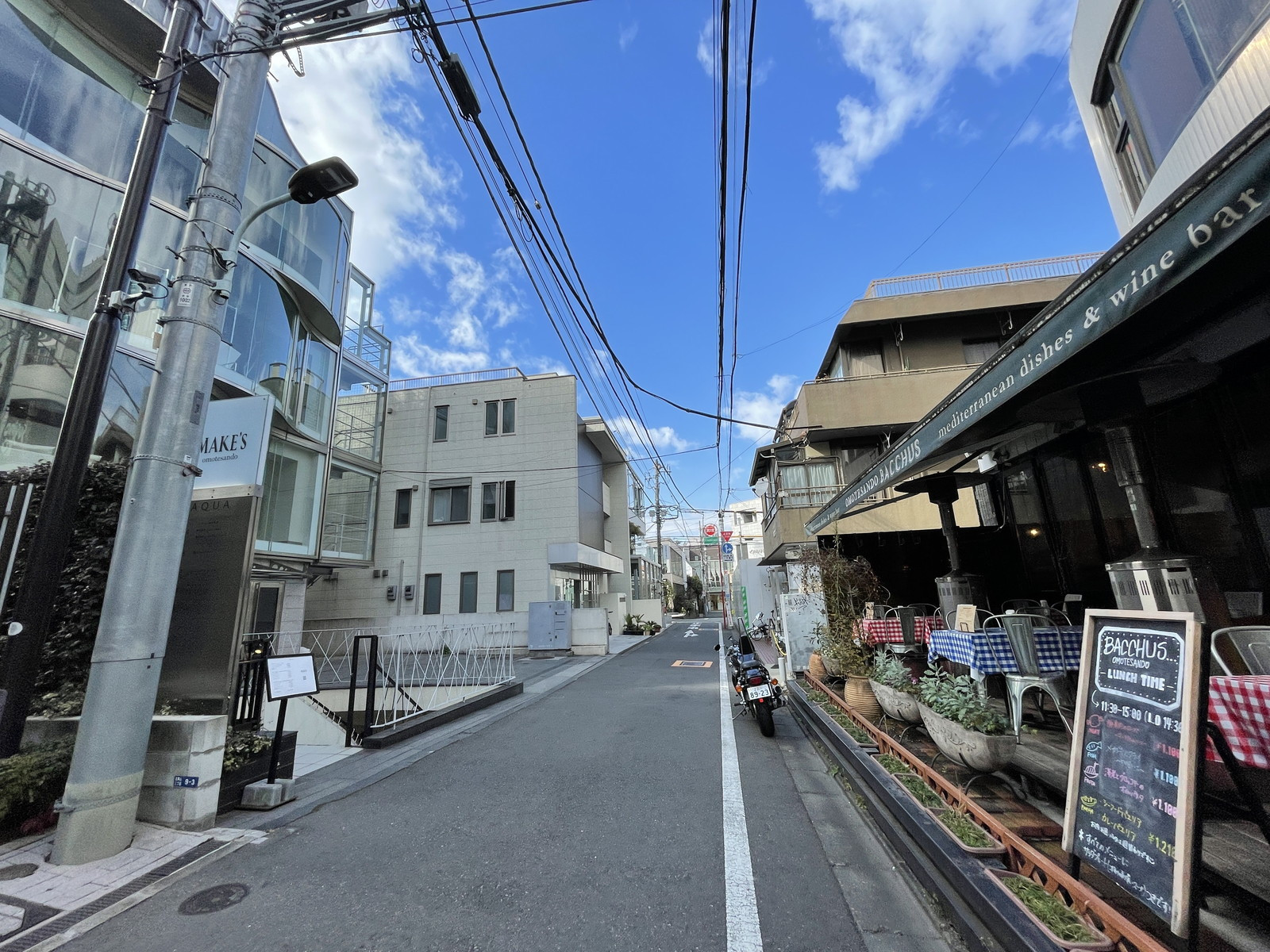 AQUAビル前面の通り