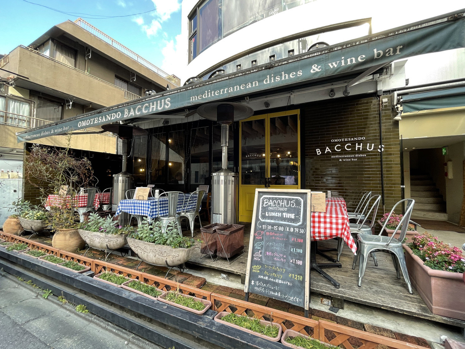 周辺には飲食店が点在