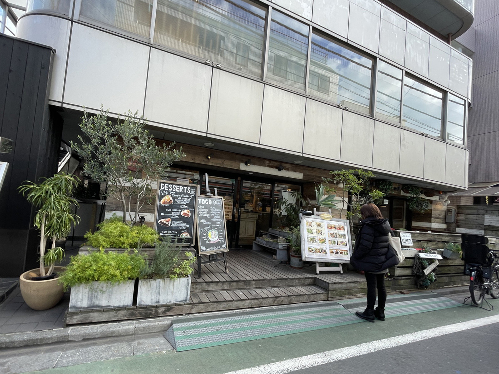 周辺には飲食店が点在