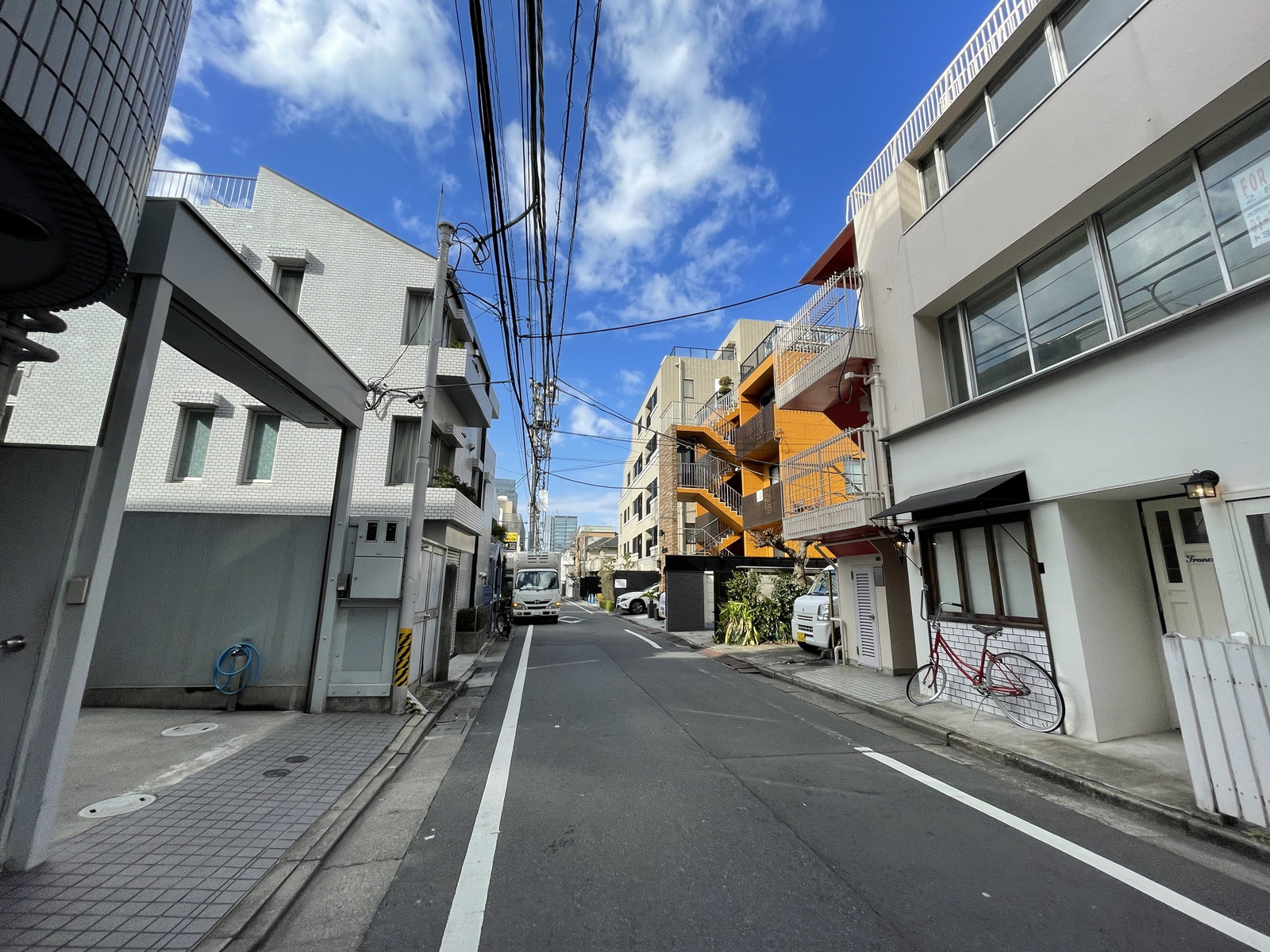 成和ビル前面の通り