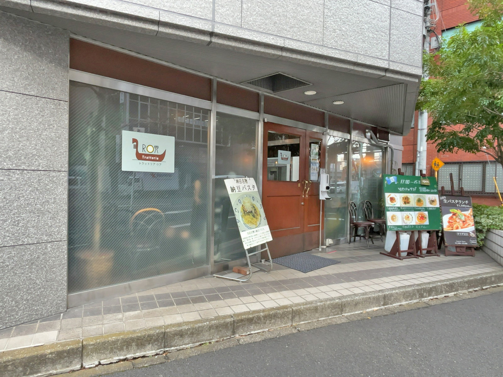 同じ並びのレストラン「トラットリアロア」
