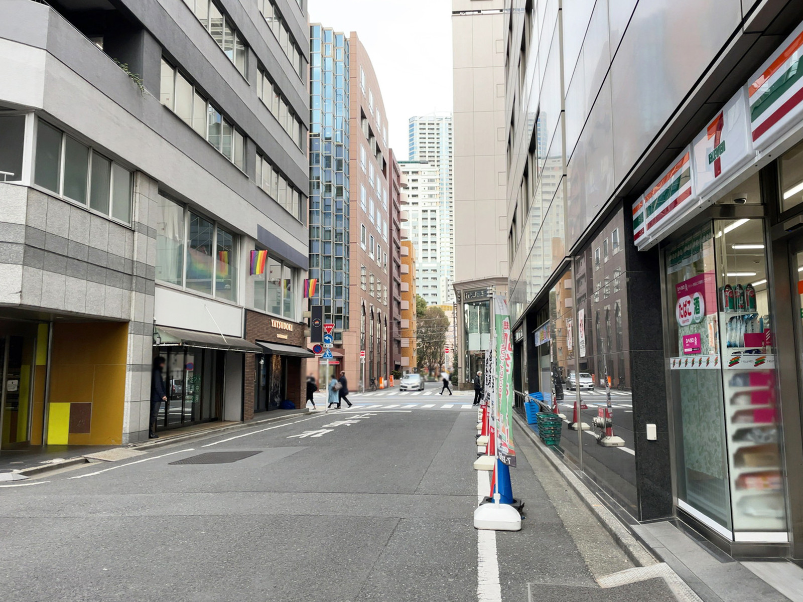 JF新宿御苑ビル前面の通り