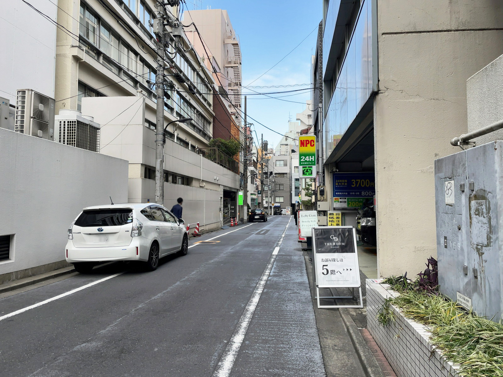 大橋御苑駅ビル別館前面の通り