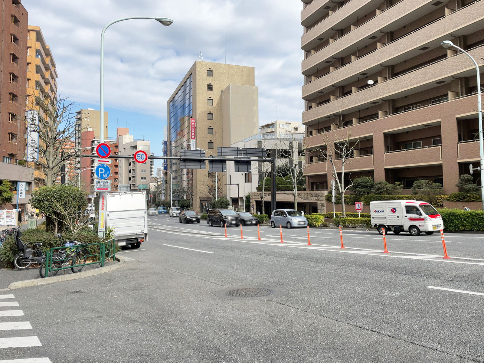 川辺新宿御苑前ビル前面の外苑西通り