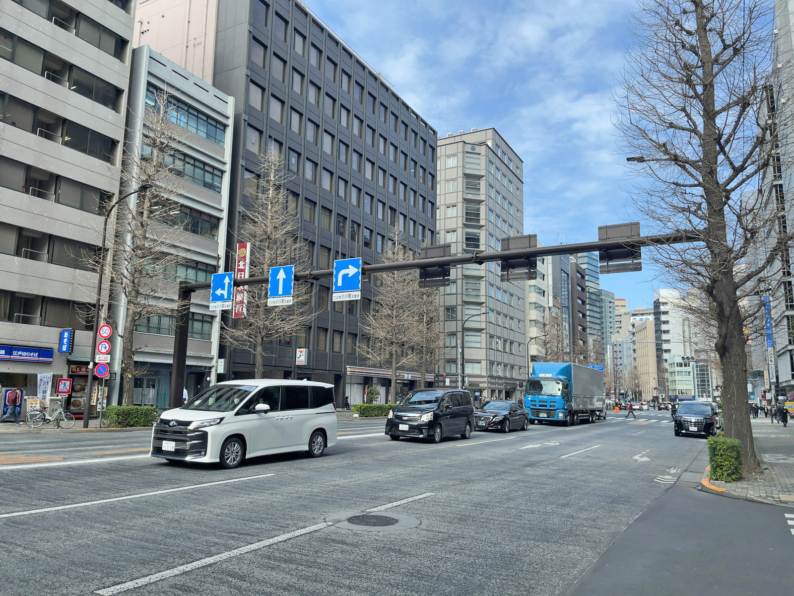 京阪大手町ビル前面本郷通り
