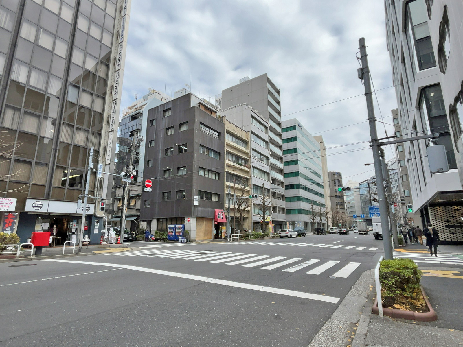 千代田西井ビル前面の神田警察通り