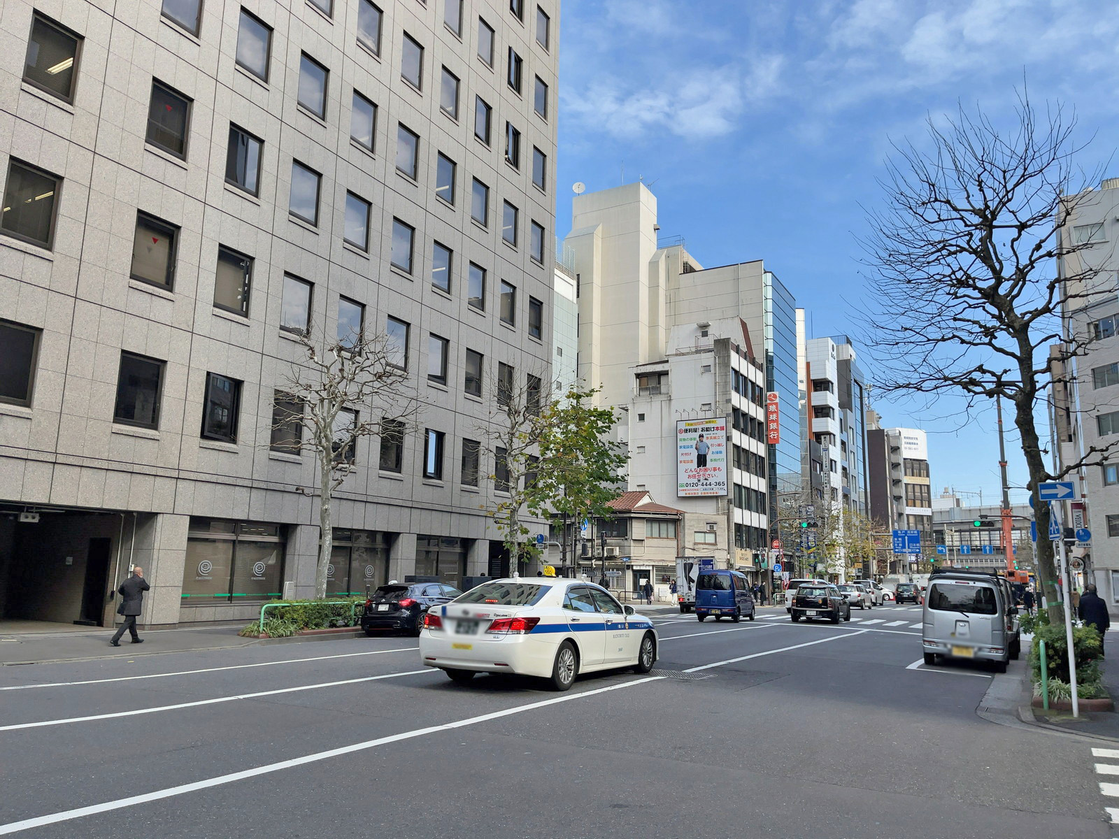 神田進興ビル前面の神田警察通り
