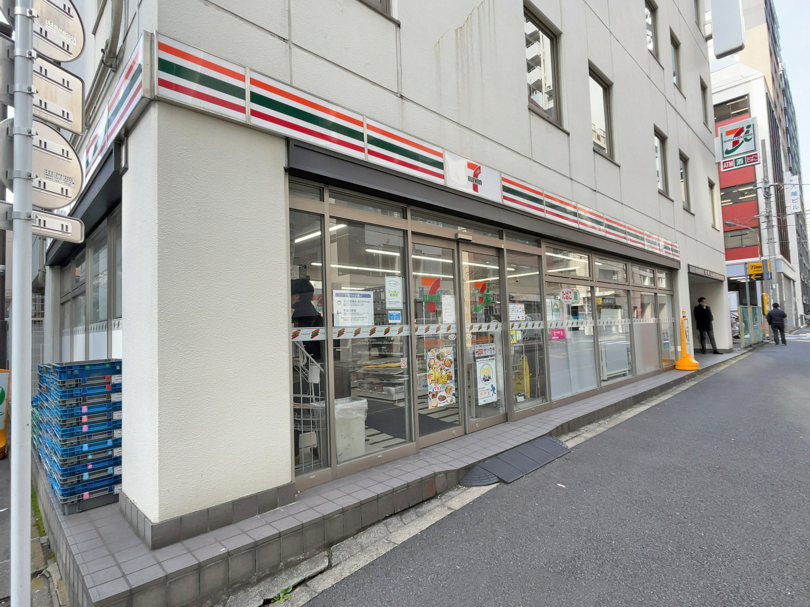 徒歩1分のセブンイレブン神田錦町二丁目店