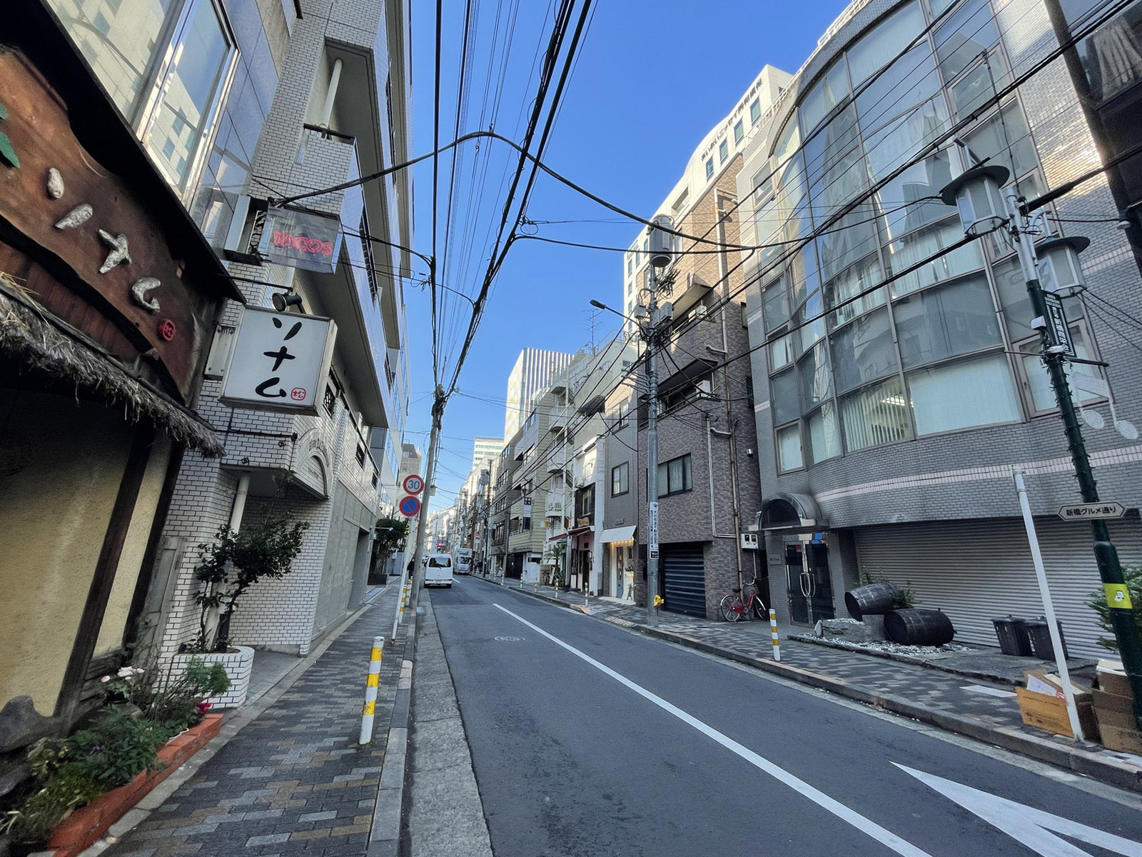 NAGAHAMAビル前面の通り