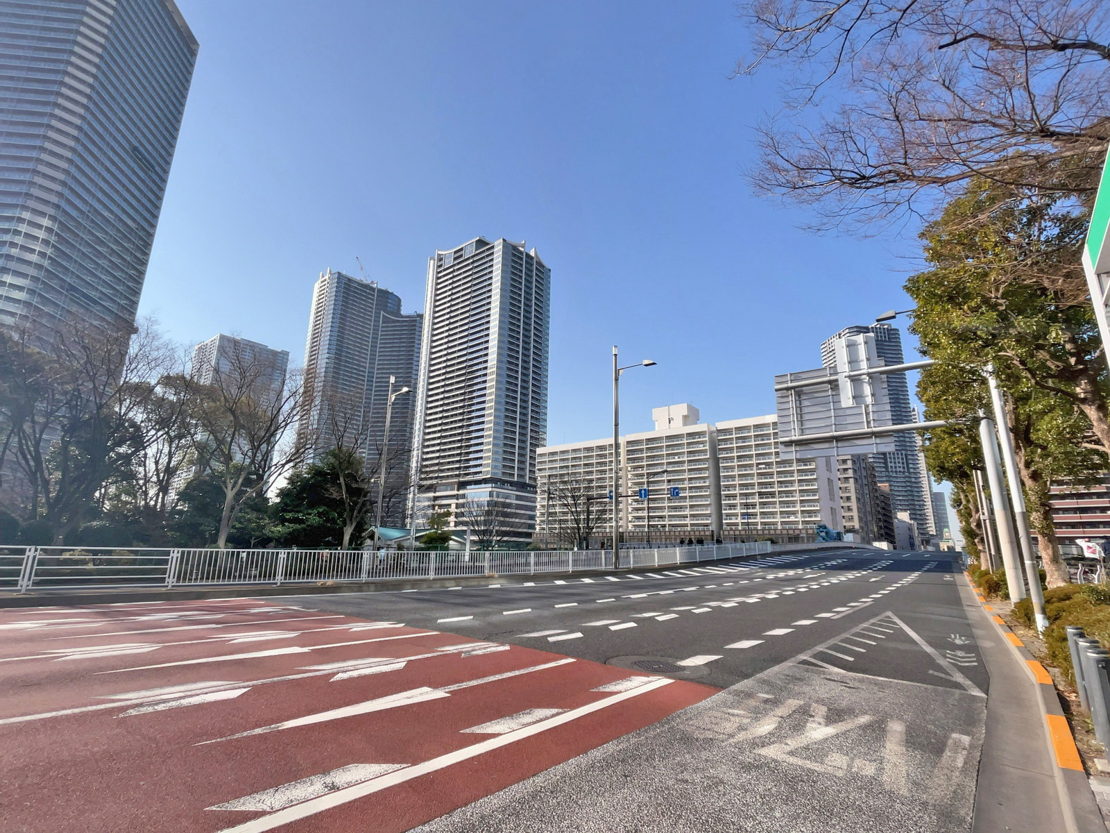 晴海アイランドトリトンスクエアオフィスタワーZ棟前面の晴海通り