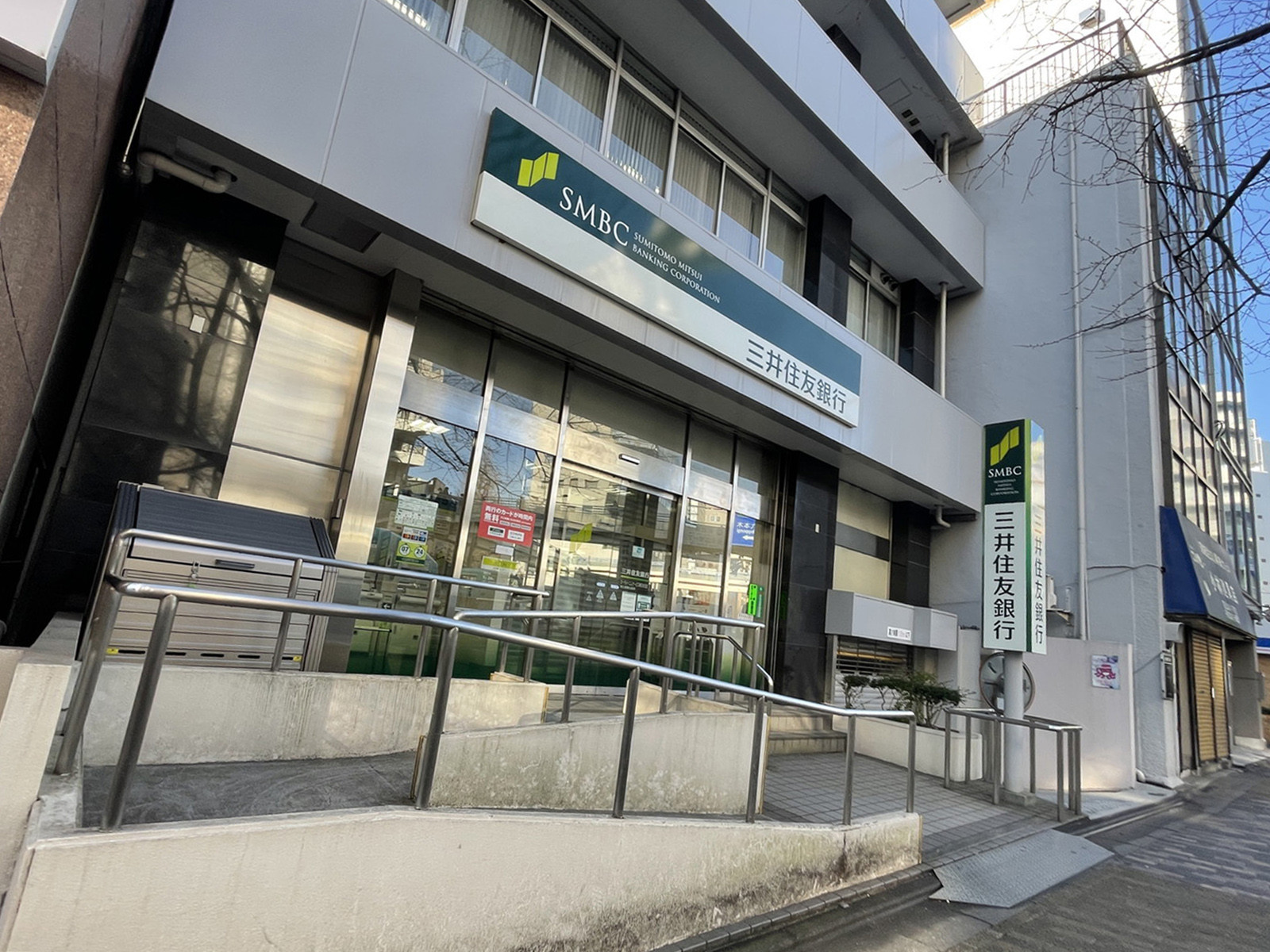 付近の三井住友銀行ATMコーナー