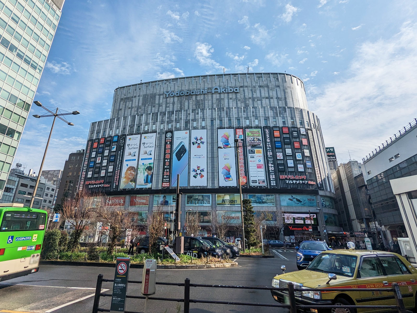 向かいのヨドバシカメラ マルチメディアAkiba