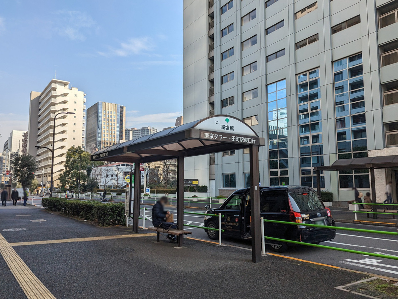 ビル前のバス停「藻塩橋」