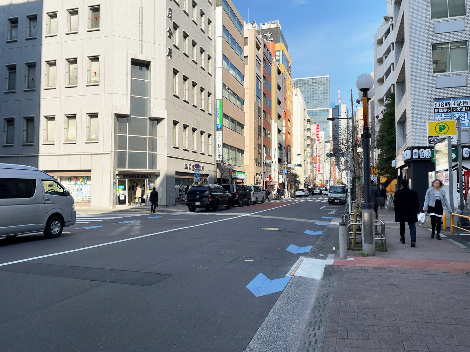 日新建物新橋ビル前面の赤レンガ通り