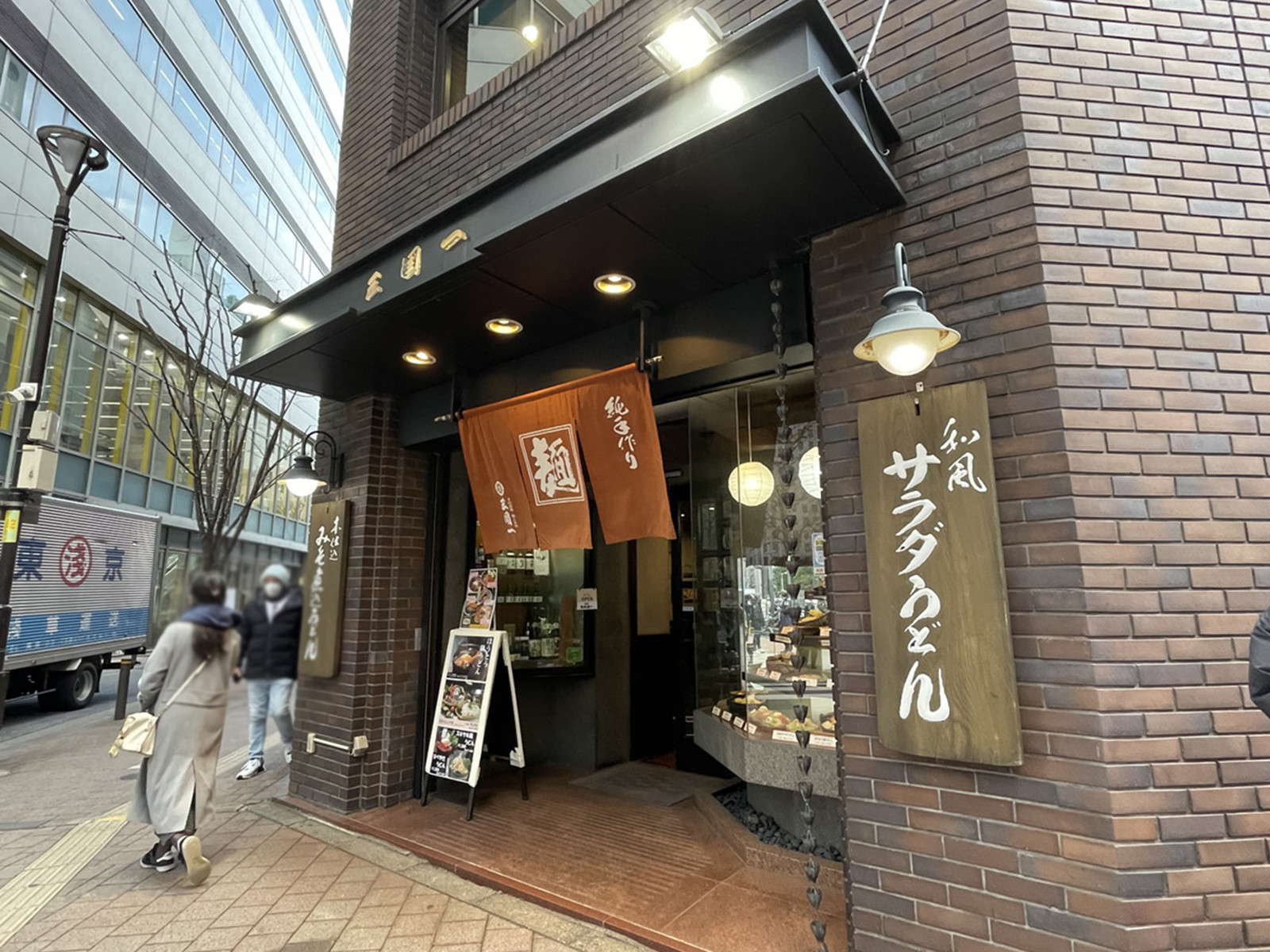 周辺には飲食店が点在