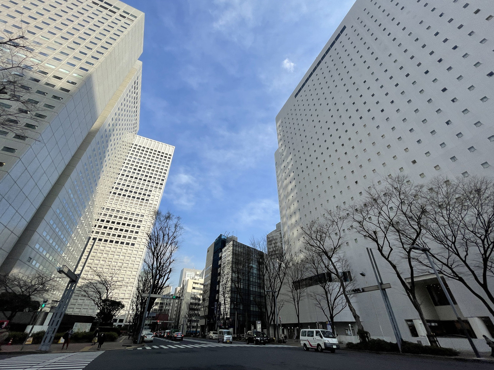 新宿NSビル前面の通り