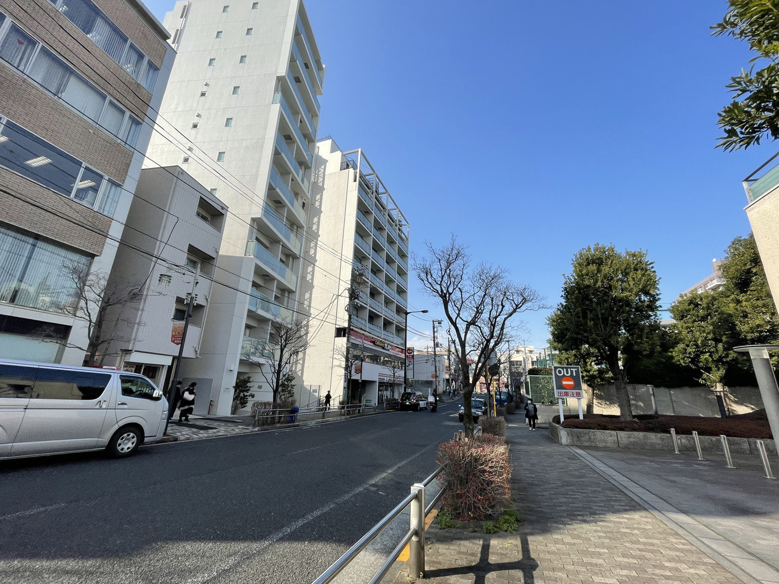 ヴィオレッタビル前面の通り