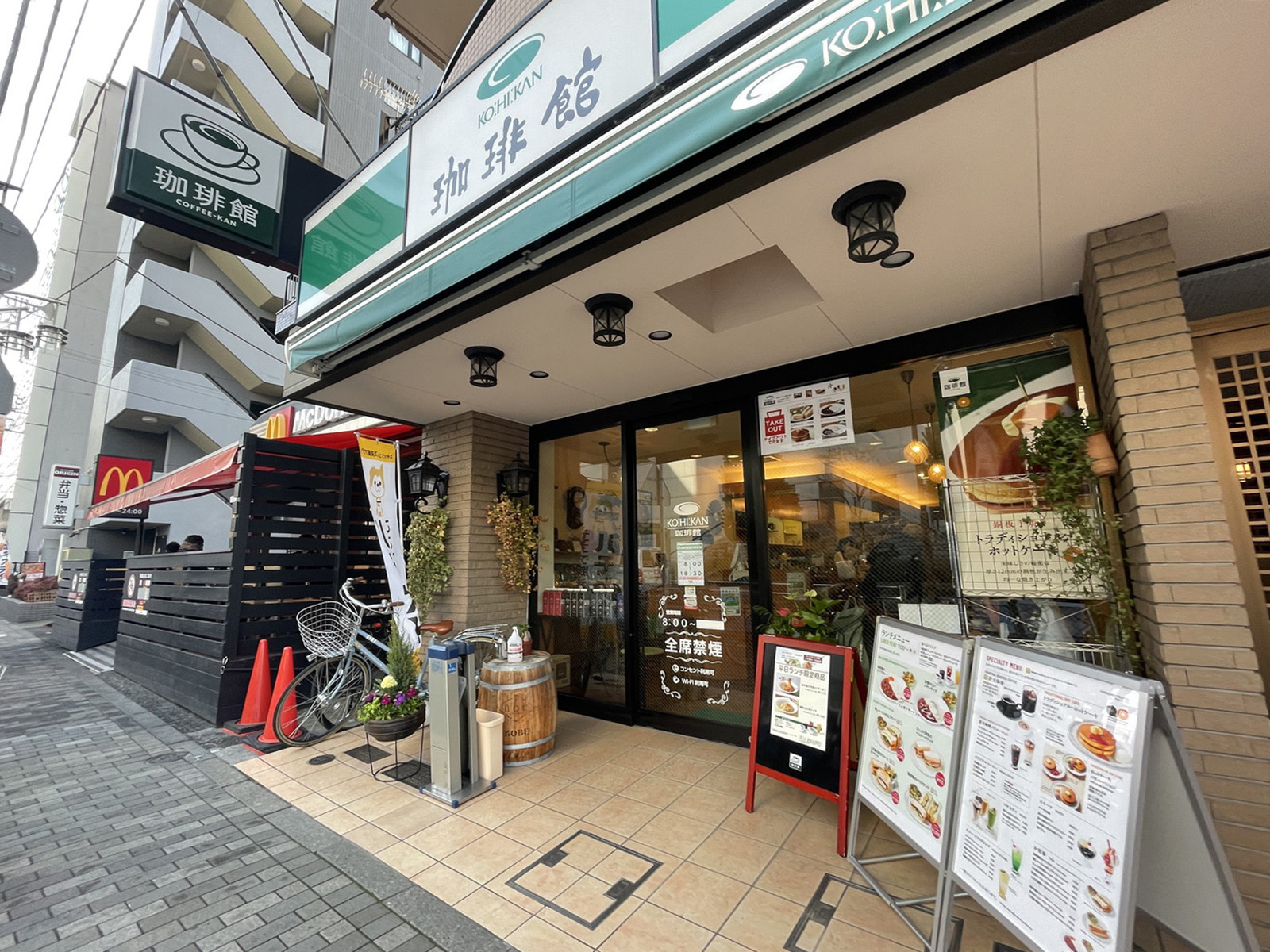 周辺には飲食店が点在