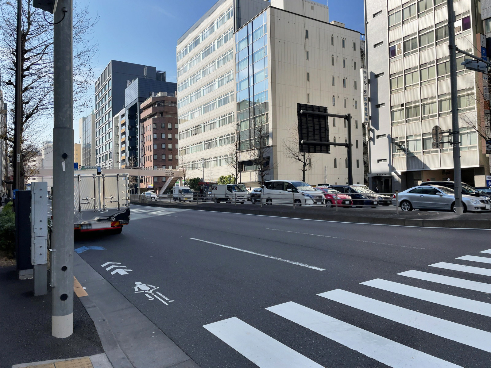 新倉ビル前面の第一京浜