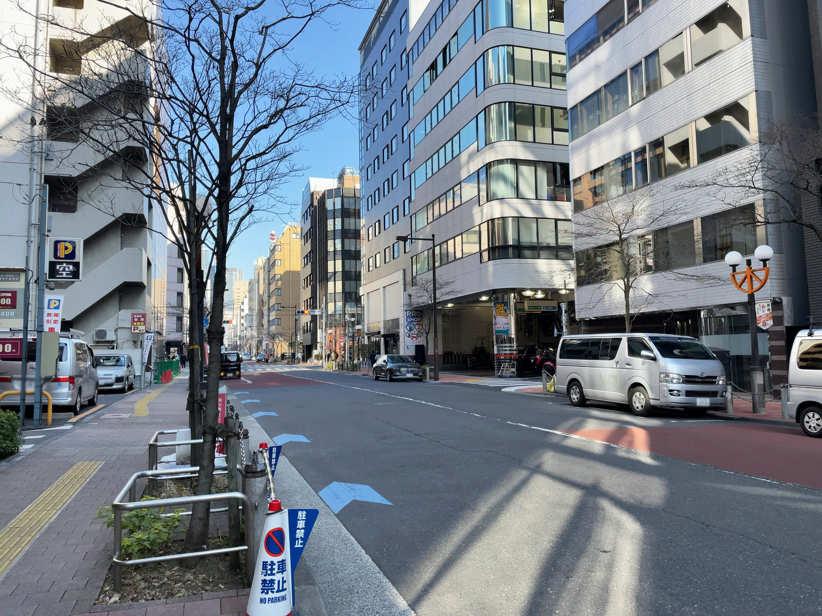 御成門PREX前面の赤レンガ通り