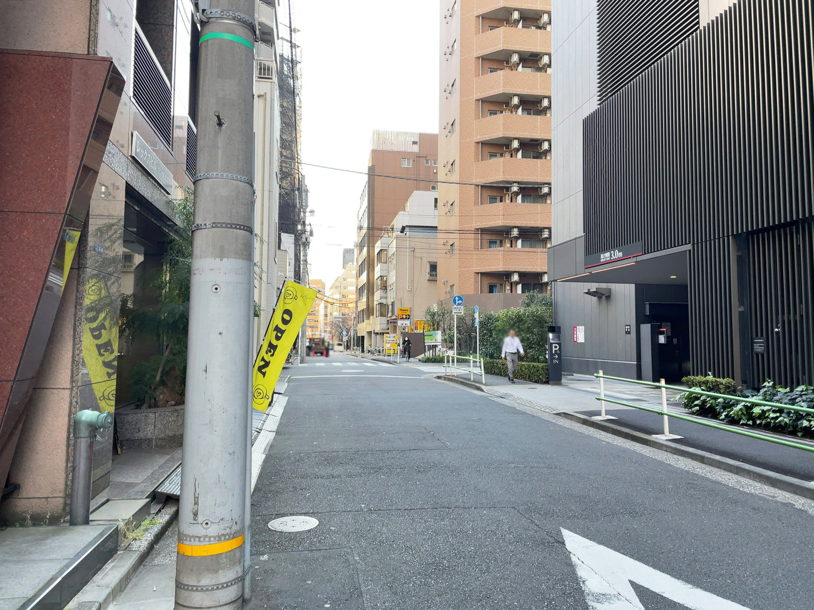 御成門BNビル前面の通り