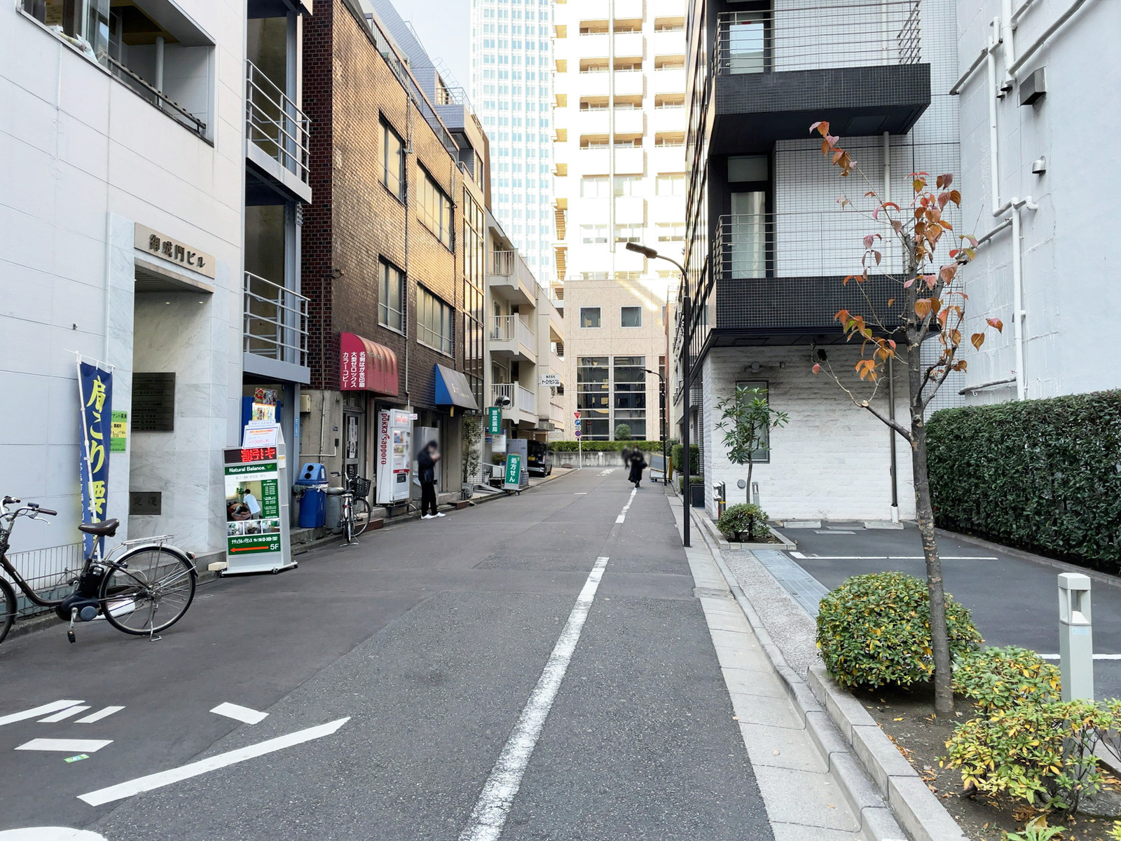 御成門小田急ビル前面の通り
