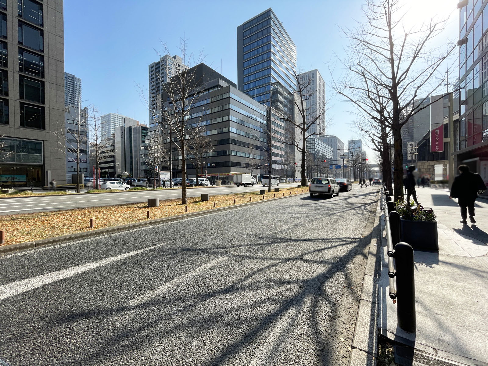 銀泉備後町ビル前面の御堂筋