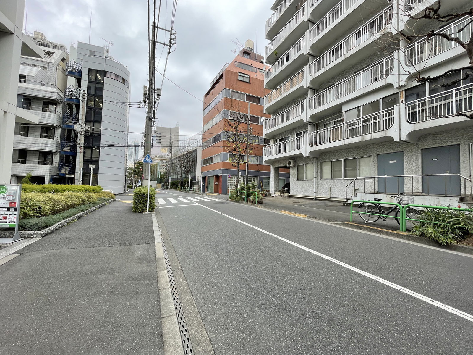 猿楽町SSビル前面の通り