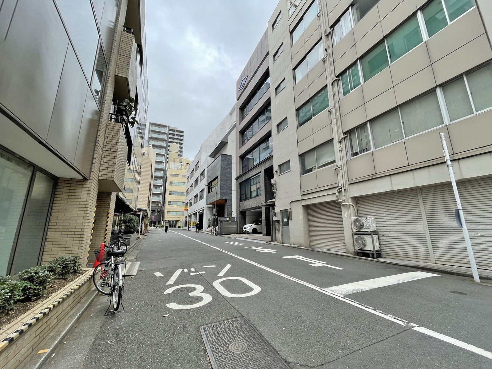 TQ神田猿楽町前面の通り