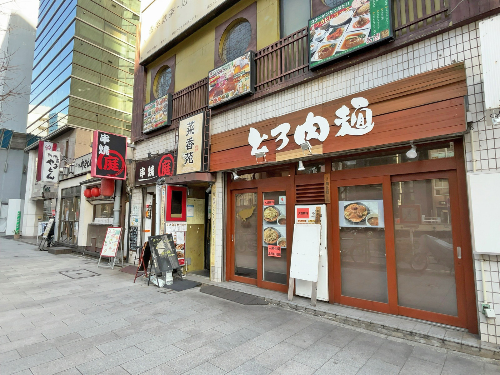 付近には飲食店が充実