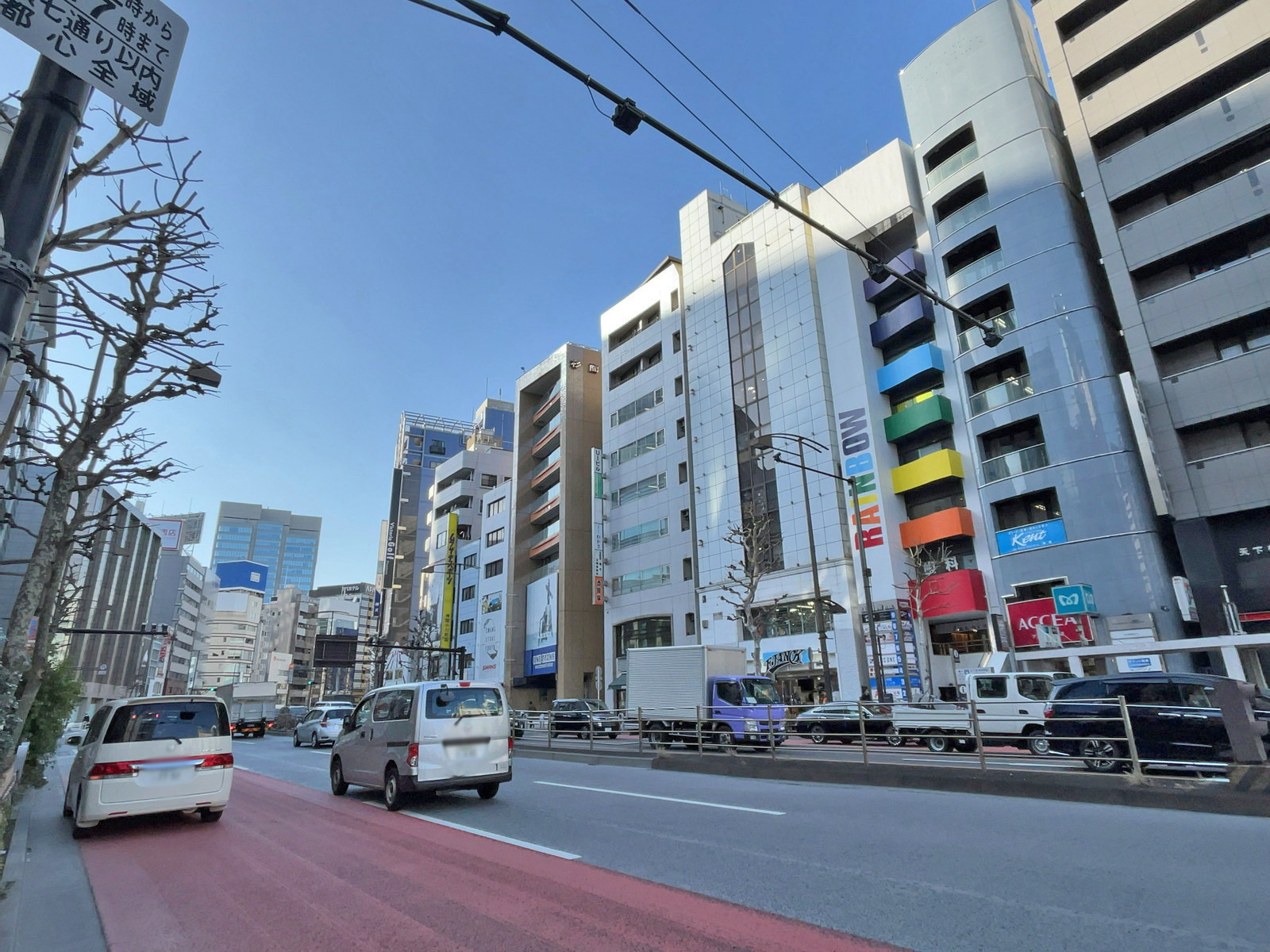 神田小川町ビル前面の靖国通り