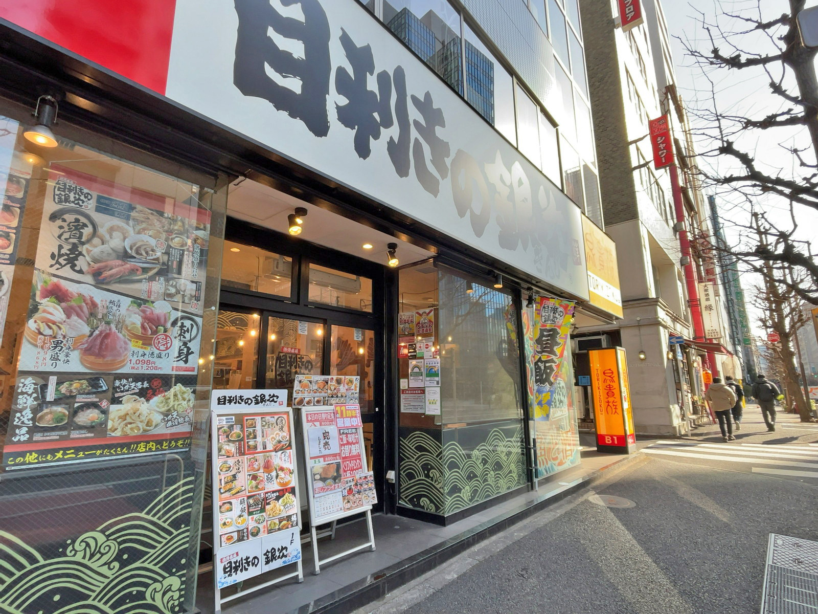 付近には飲食店が充実