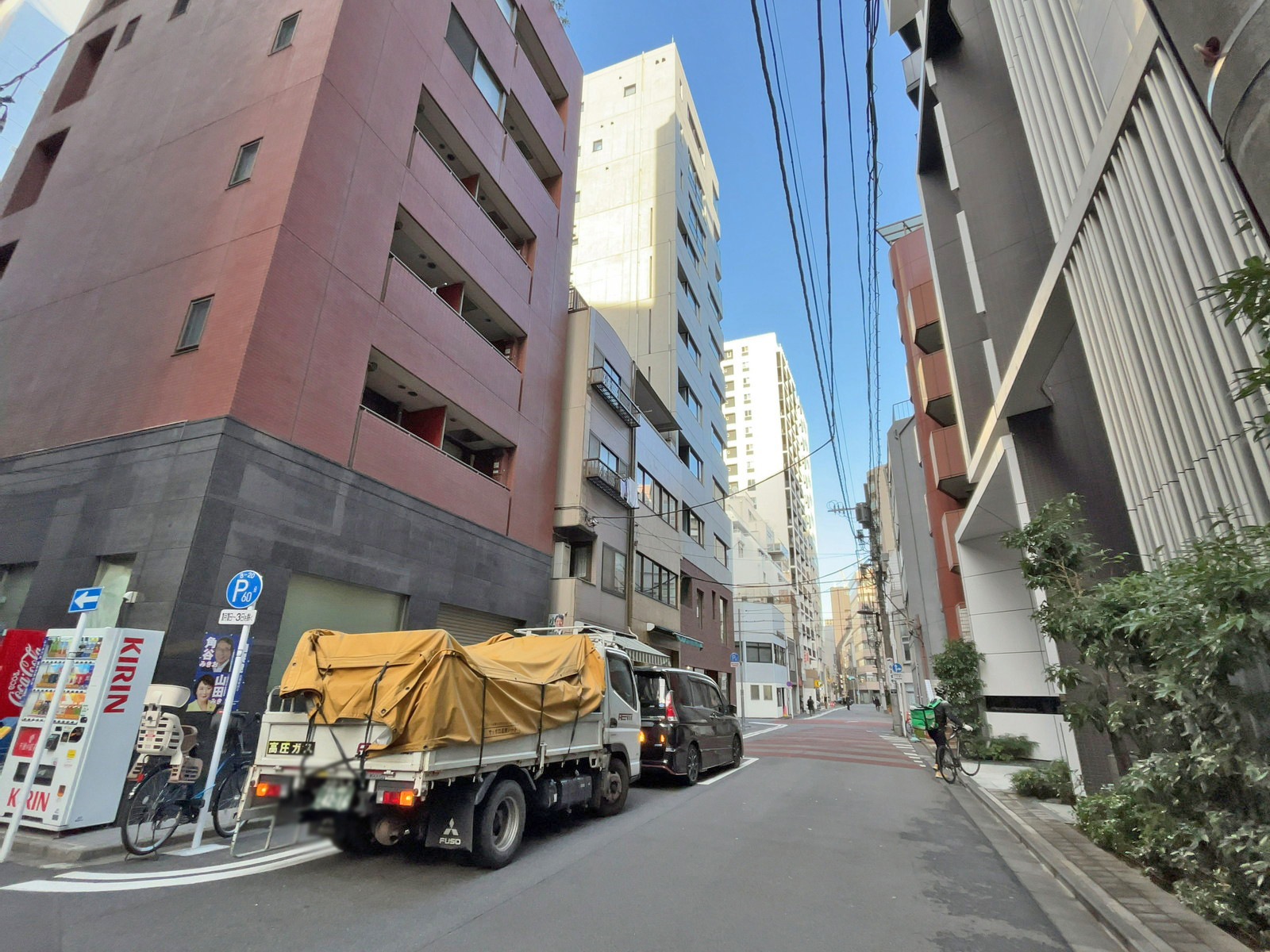 日経タイプビル前面通り