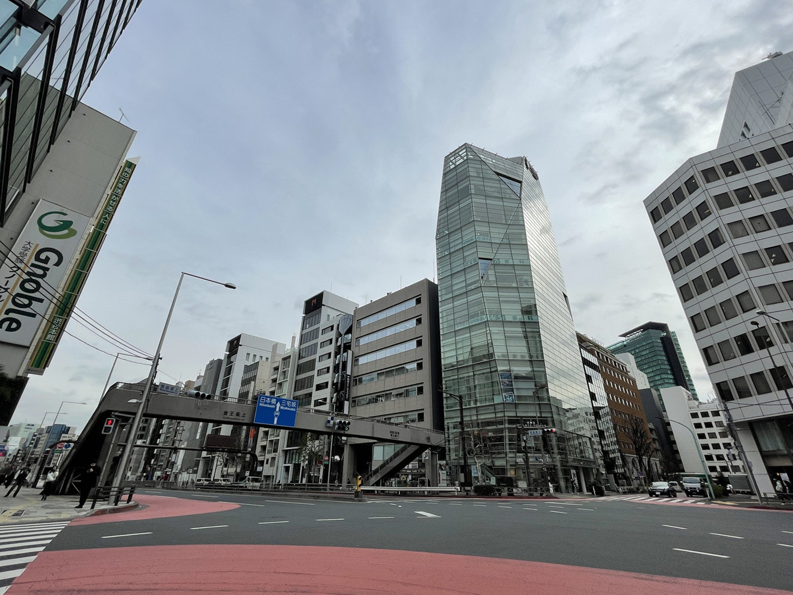 QUARTZ TOWER前面の通り