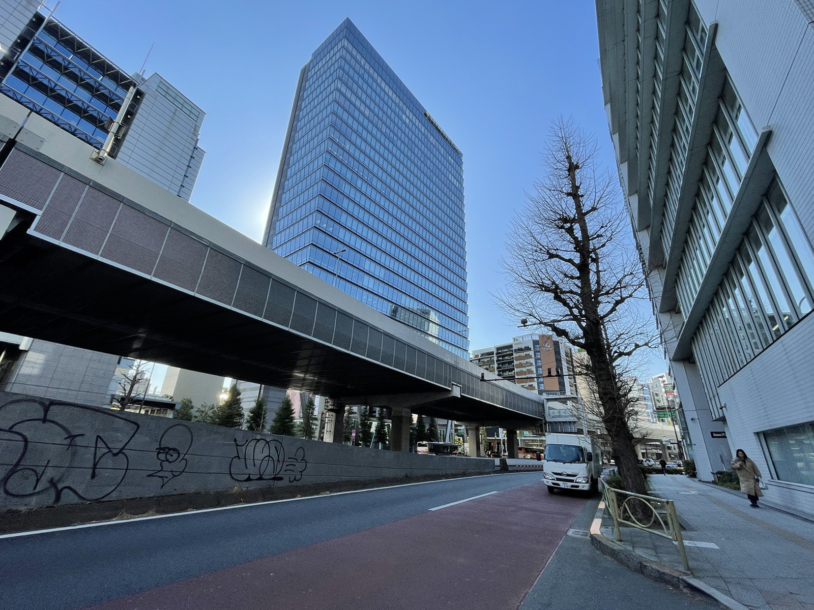Daiwa渋谷神泉ビル前面の玉川通り
